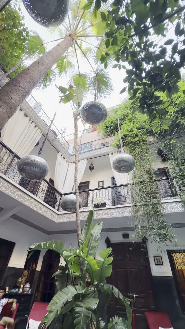 Le ciel du riad — Marrakech · patio à ciel ouvert