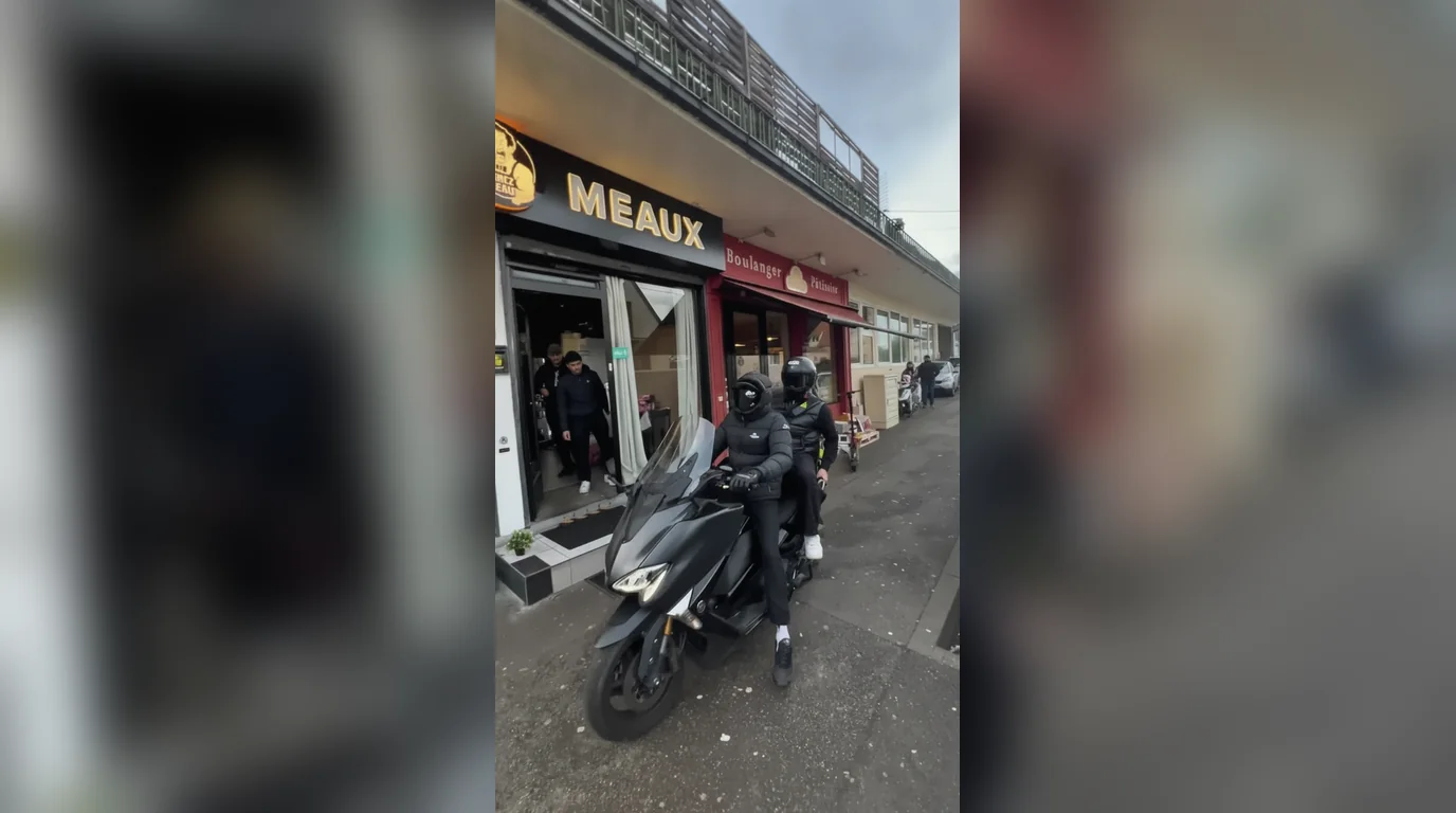 Tournage AchMedia devant le restaurant Chez Meaux : deux personnes casquées à scooter, extrait du concept viral filmé en vidéo verticale