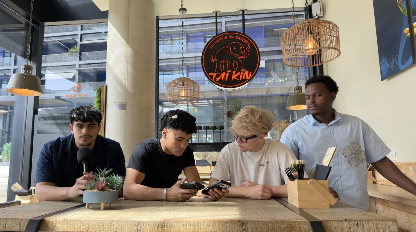 L'équipe AchMedia en tournage vidéo verticale au restaurant Taikin à Strasbourg, micro et smartphones en main