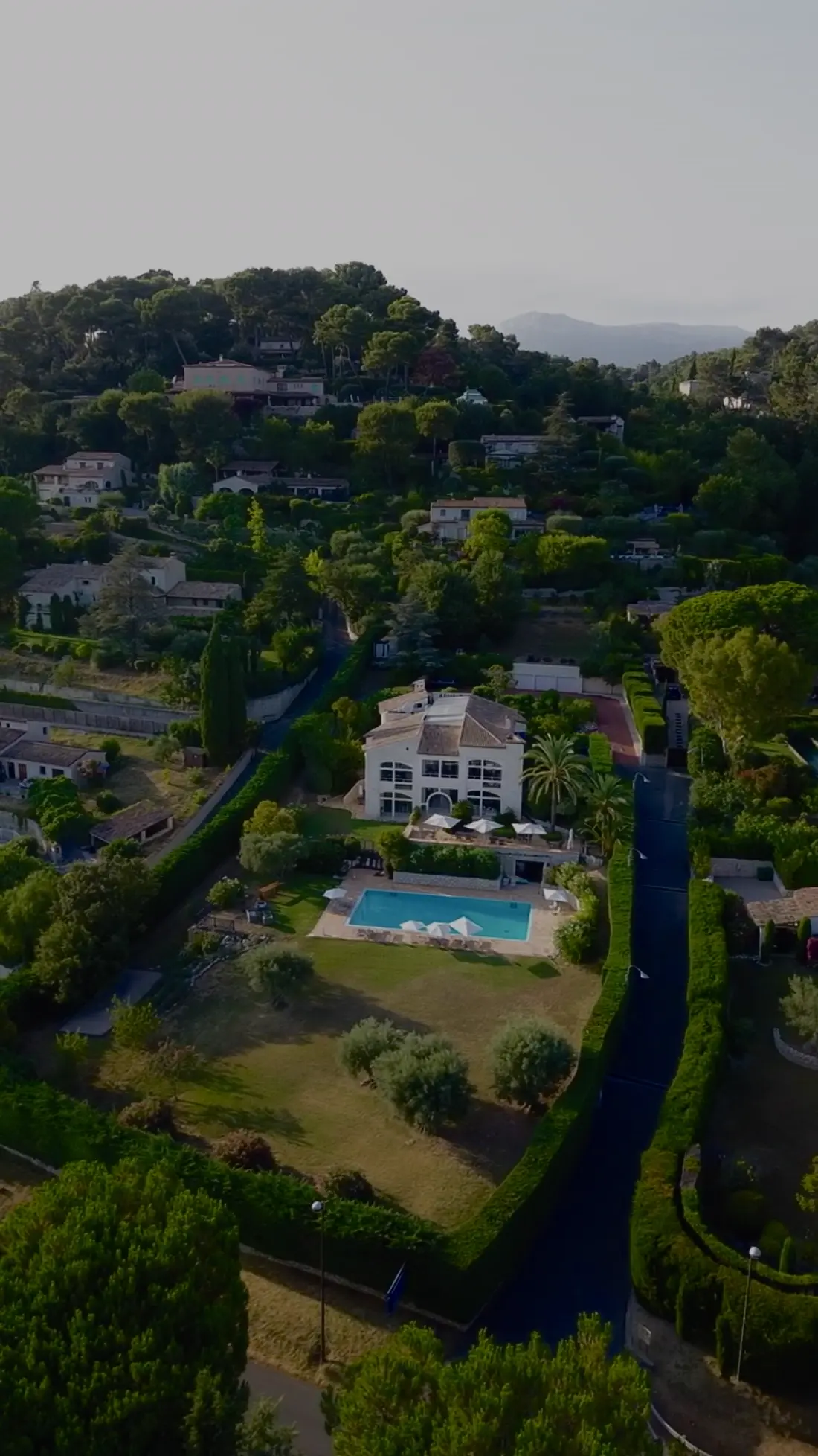 Vue aérienne au drone de la Villa St. Maxime dans les collines de Saint-Paul-de-Vence