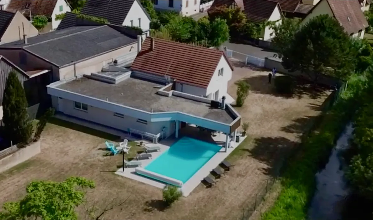 Vue aérienne de la Villa La Digue et de sa piscine, Plobsheim, Alsace