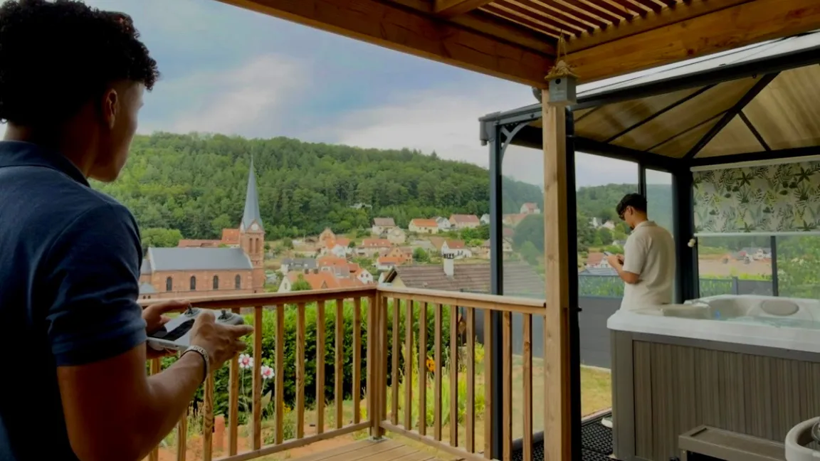 Terrasse avec jacuzzi face au village, Aux Sons des Cloches, Rosteig