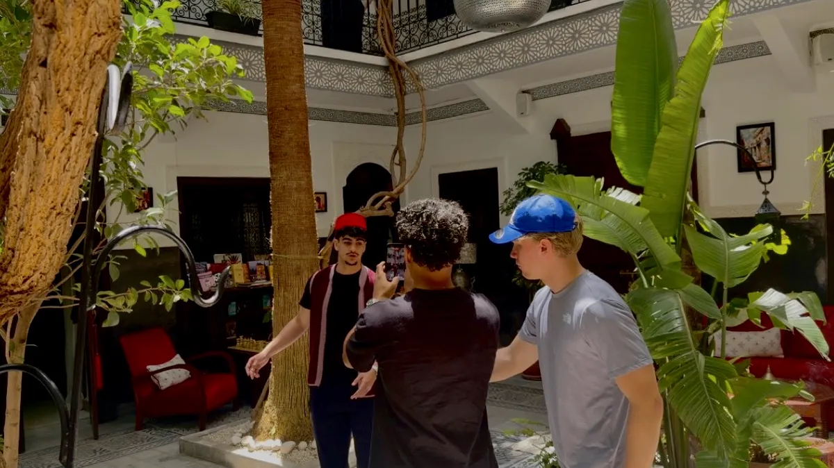 L'équipe AchMedia Real Estate en tournage dans le patio du Riad O'Zeen, Marrakech