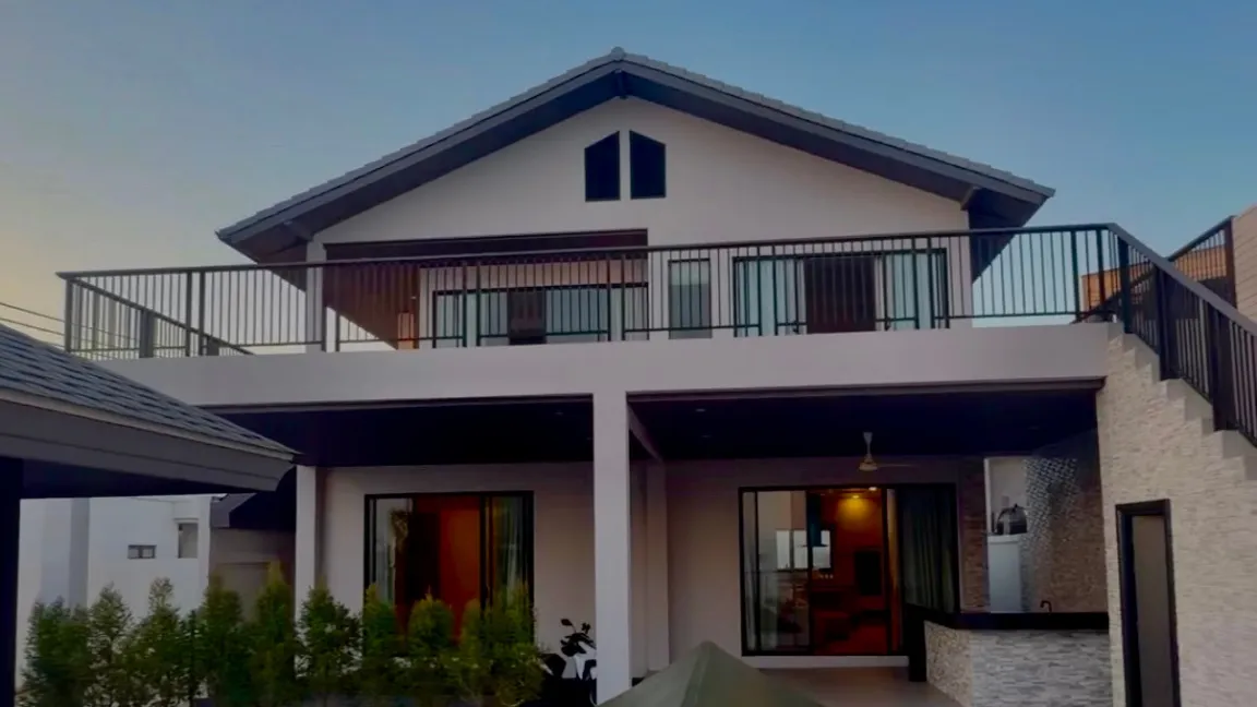 Façade de la villa de Koh Samui au coucher du soleil, Thaïlande