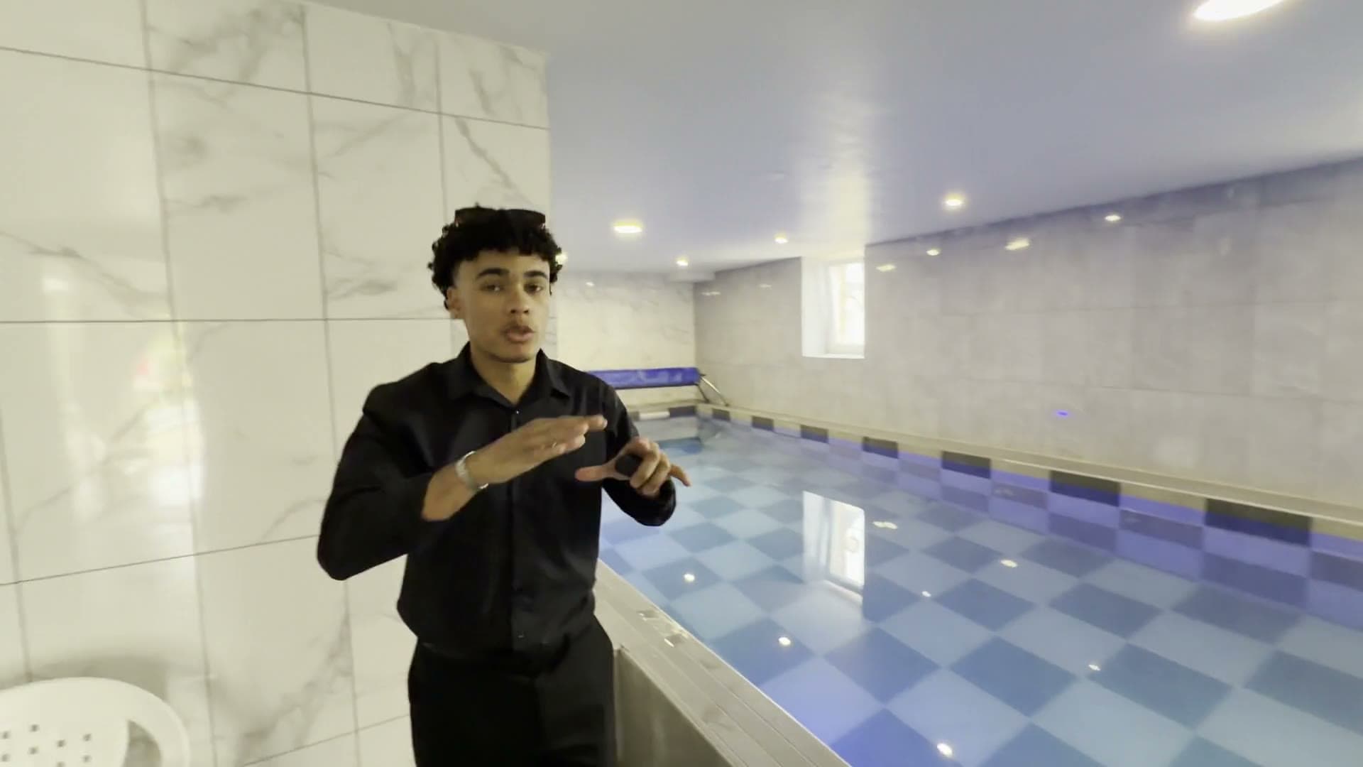 Présentation d’un lieu pendant un tournage AchMedia