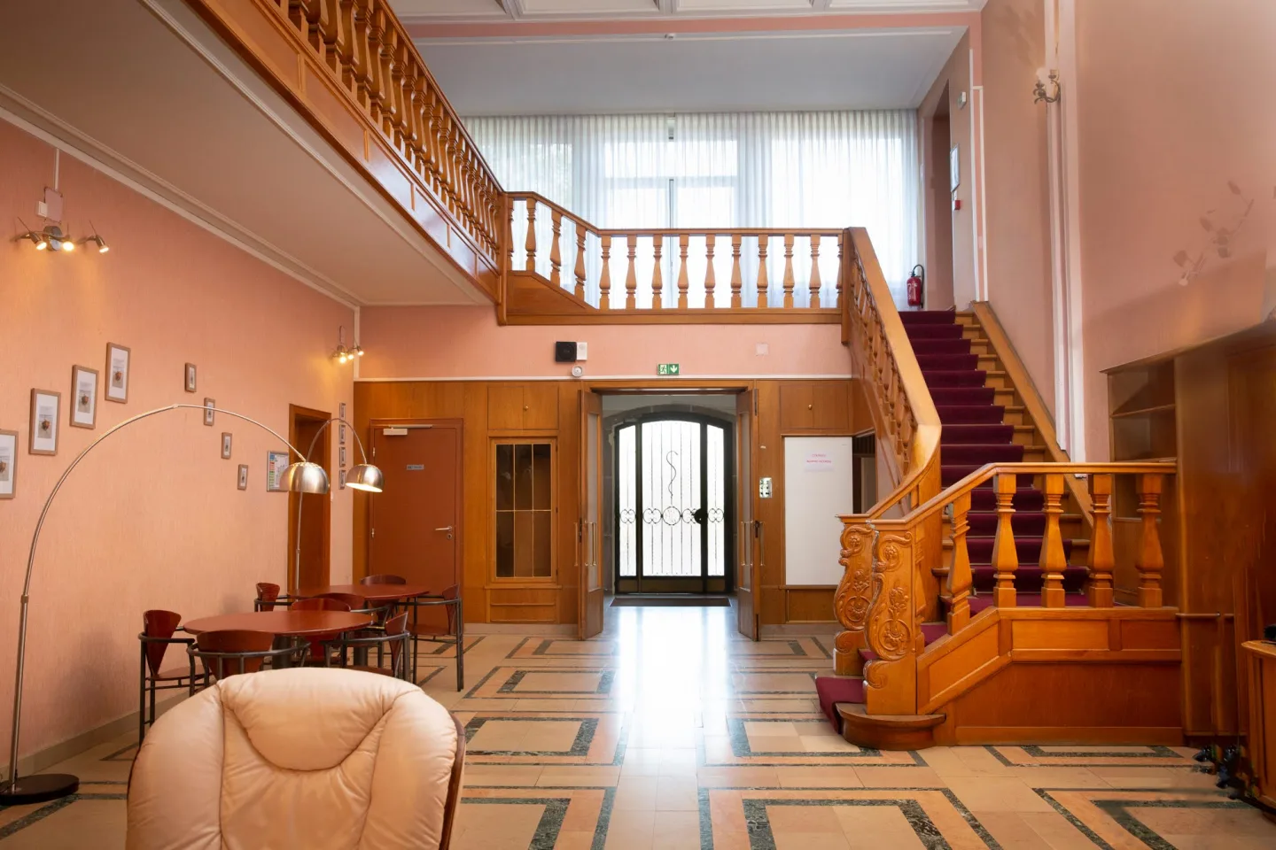 Grand hall et escalier en bois du Domaine La Rosière