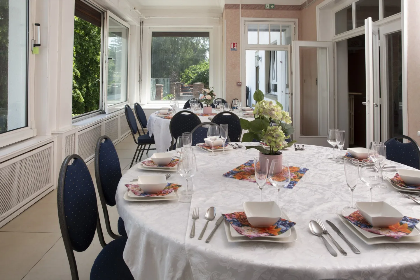 Table dressée dans la salle à manger du Domaine La Rosière